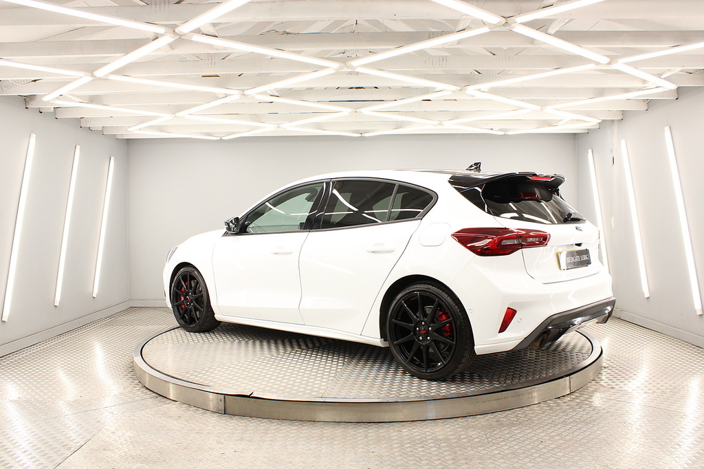 Ford Focus Hatchback BP73XTZ White #4