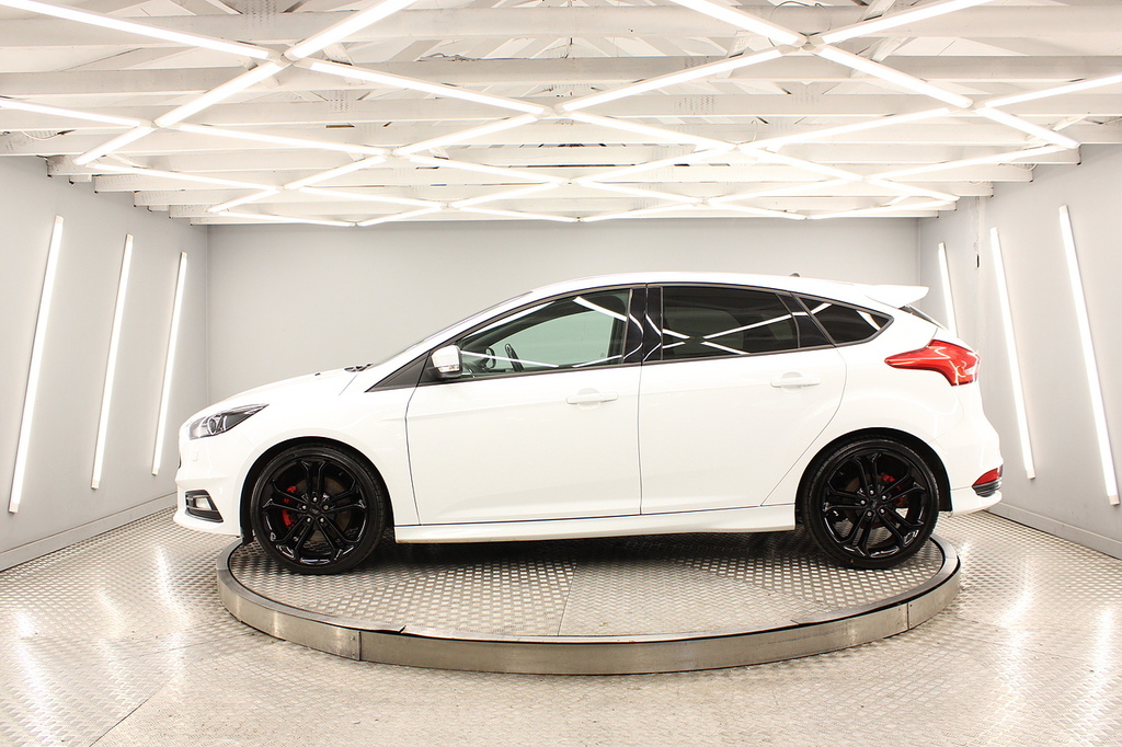 Ford Focus Hatchback SG67JYF White #2