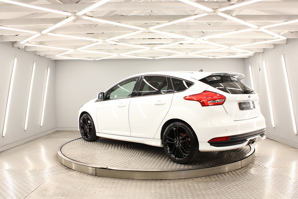 Ford Focus Hatchback SG67JYF White #4