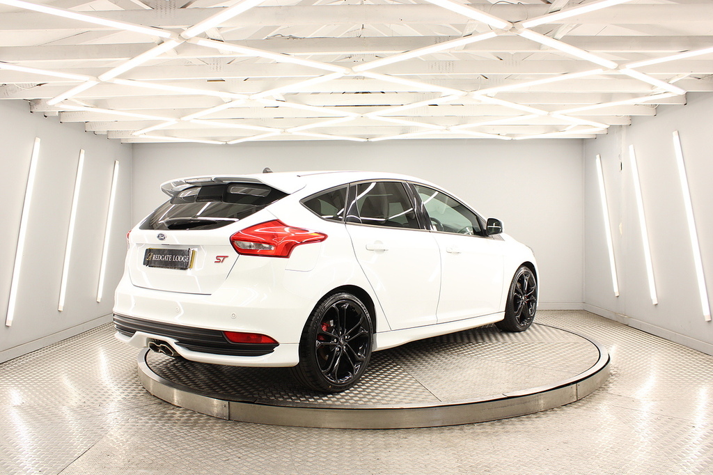 Ford Focus Hatchback SG67JYF White #3