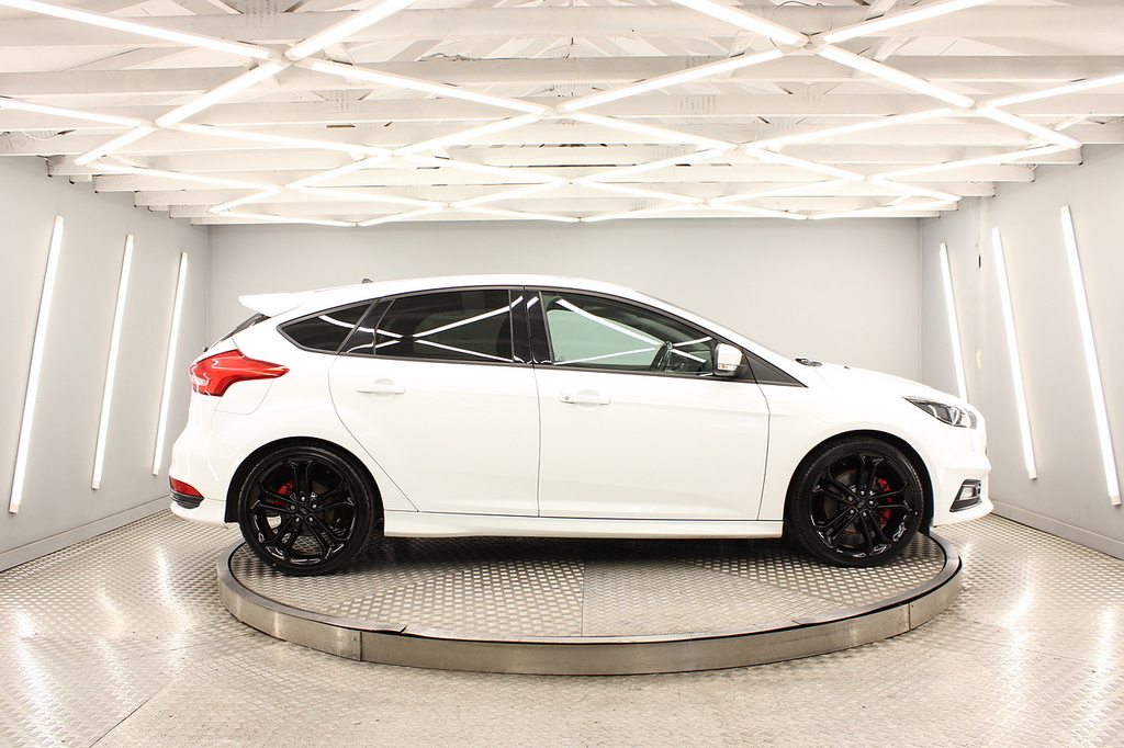 Ford Focus Hatchback SG67JYF White