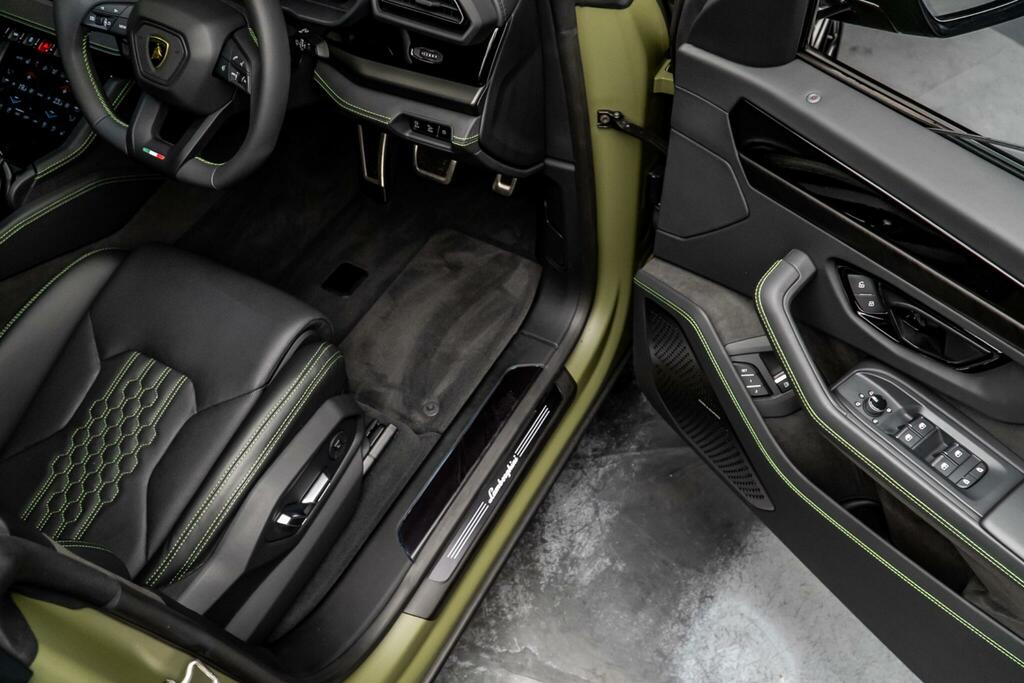 Lamborghini Urus Se #28