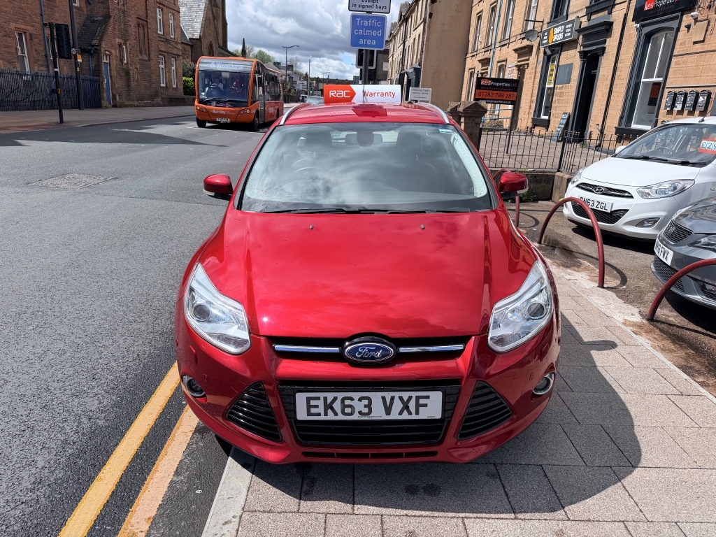 Ford Focus 1.6 Titanium X Tdci EK63VXF Red #4