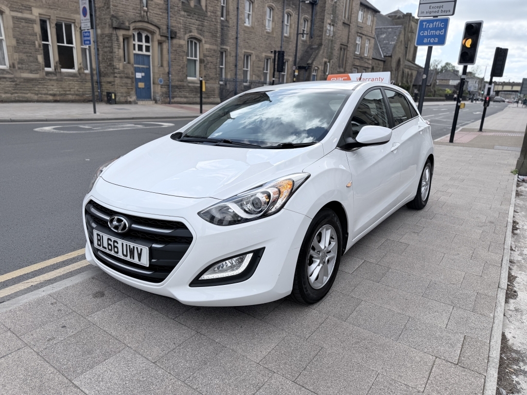 Hyundai I30 1.6 Crdi Se Blue Drive BL66UWV White #2