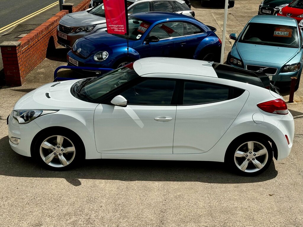Hyundai Veloster White #64