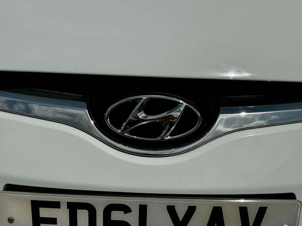 Hyundai Veloster White #23
