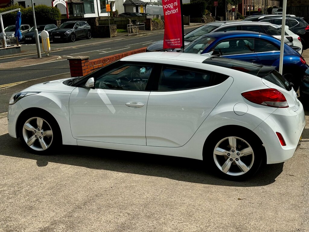 Hyundai Veloster White #4