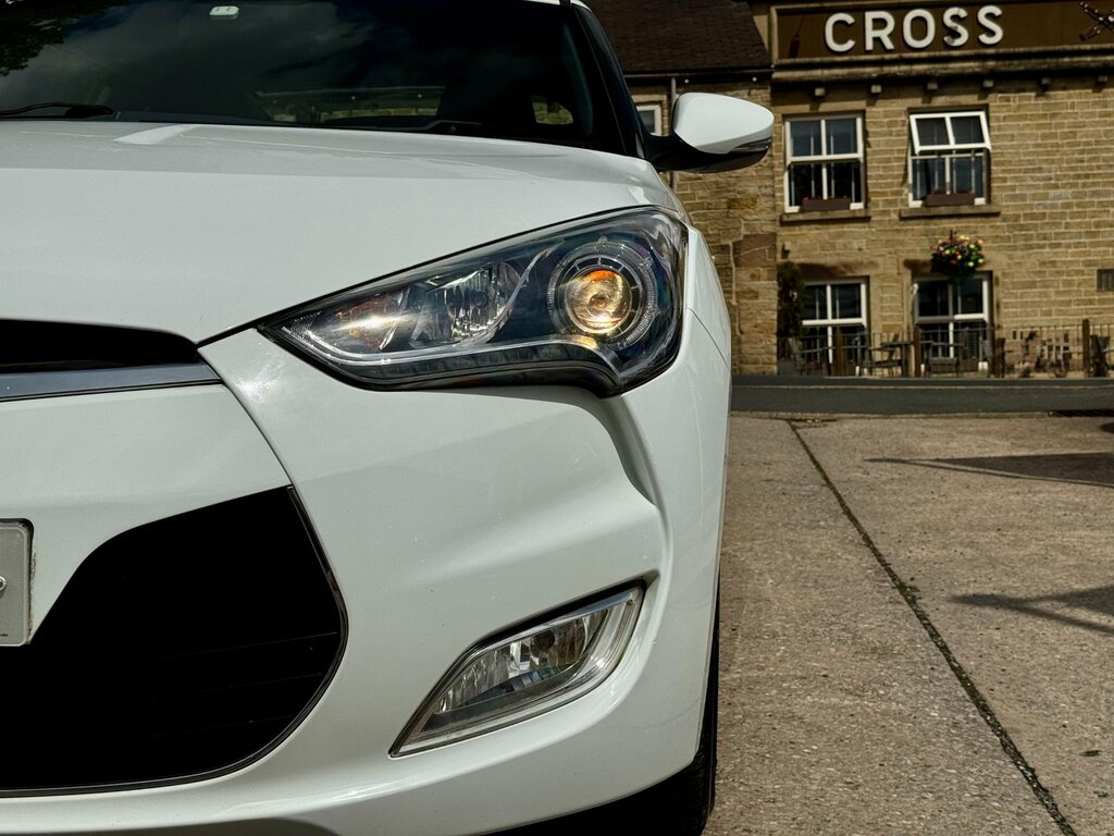 Hyundai Veloster White #21