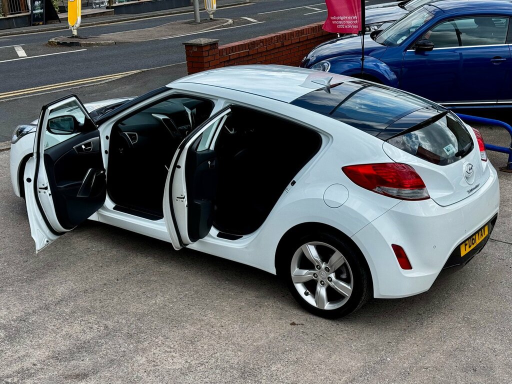 Hyundai Veloster White #78