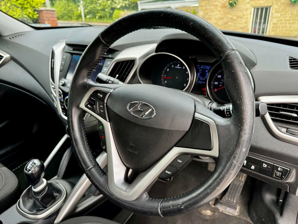 Hyundai Veloster White #8