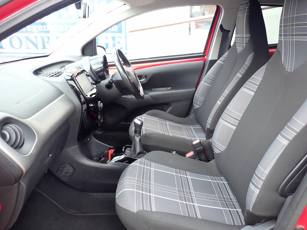 Peugeot 108 1.2 Puretech Allure Hatchback Eu EU67YZP Red #3