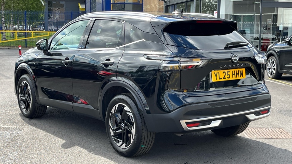 Nissan Qashqai Nissan Qashqai 1.3 Dig-t Mh 158 N-connecta Xtr YL25HHM Black #3