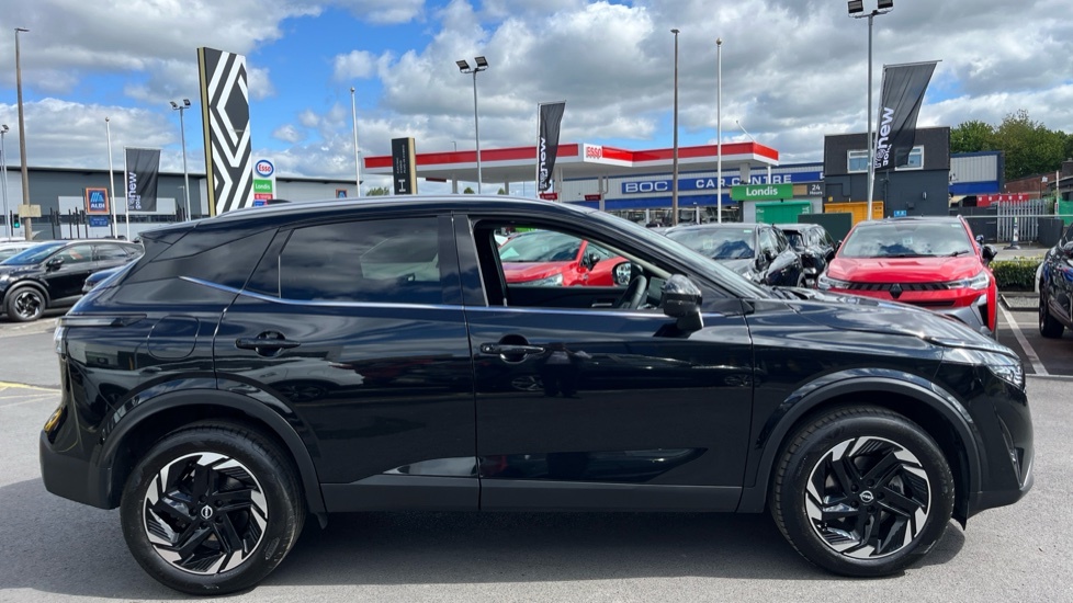 Nissan Qashqai Nissan Qashqai 1.3 Dig-t Mh 158 N-connecta Xtr YL25HHM Black #2