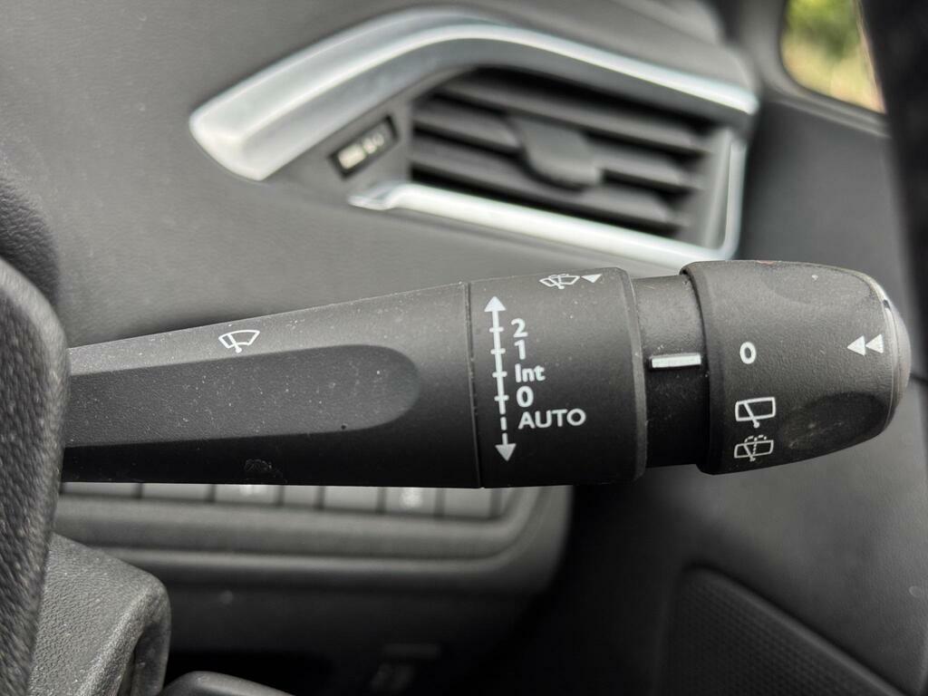 Peugeot 208 Hatchback 1.4 Vti Allure Euro 5 201212 Pink #29