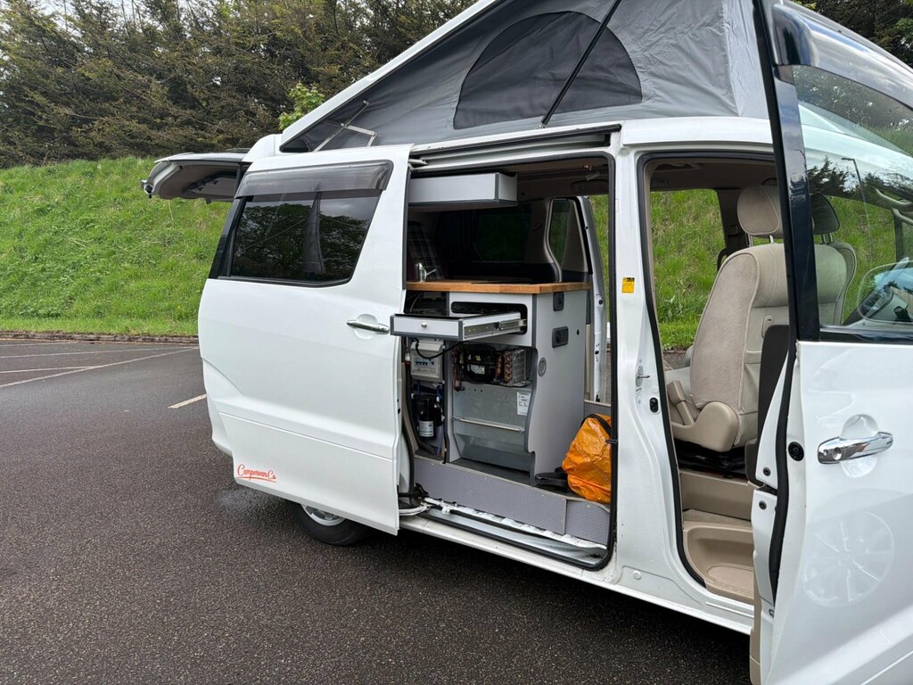 Toyota Alphard 2.4 White #40