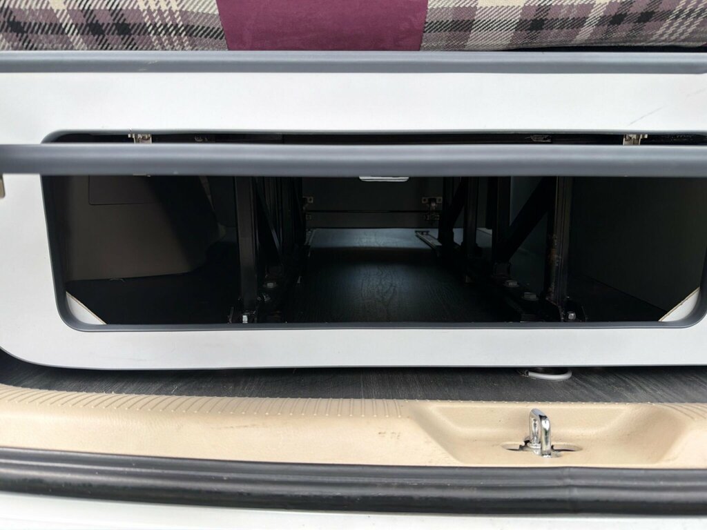Toyota Alphard 2.4 White #29
