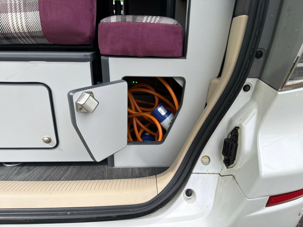 Toyota Alphard 2.4 White #28