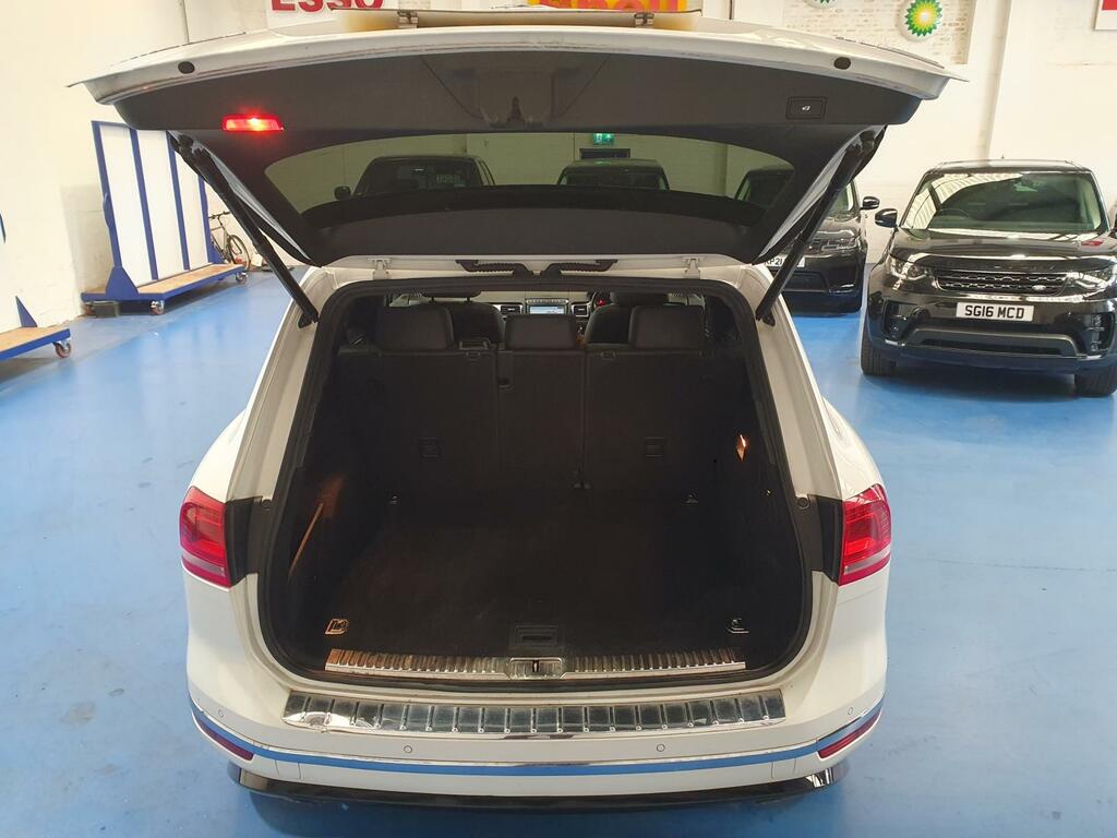 Volkswagen Touareg Estate VO17GHX #5