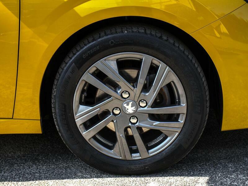 Peugeot 208 1.2 Puretech Active Premium Hatchback M MA21CUG Yellow #4