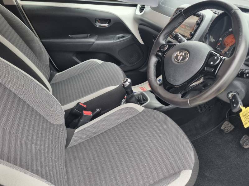 Toyota Aygo 1.0 Vvt-i X-play - 2019 19 FA19VDT White #5