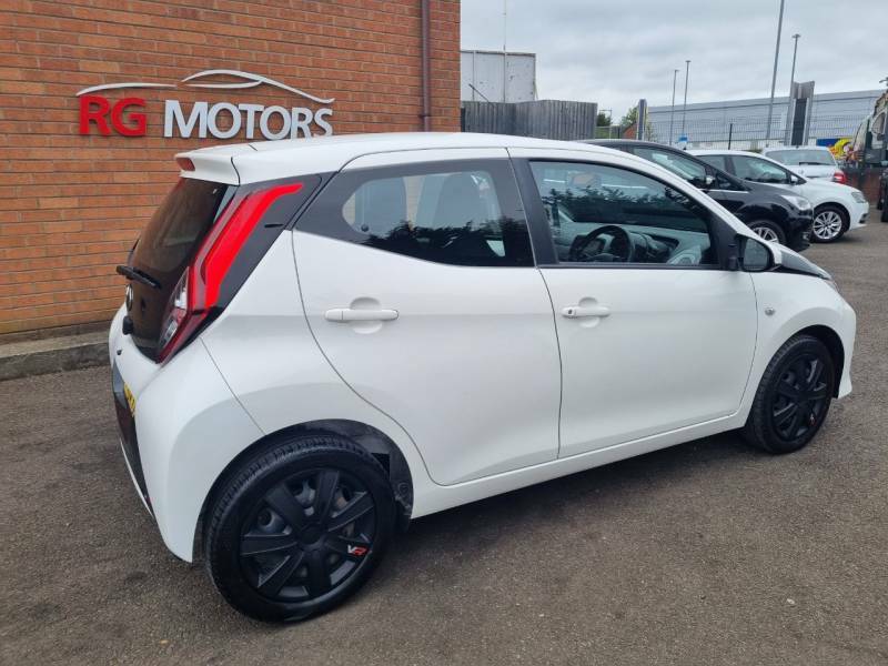 Toyota Aygo 1.0 Vvt-i X-play - 2019 19 FA19VDT White #4