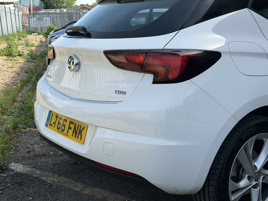 Vauxhall Astra Hatchback 1.6 Cdti Blueinjection Sri Nav 201666 LT66FNK White #4