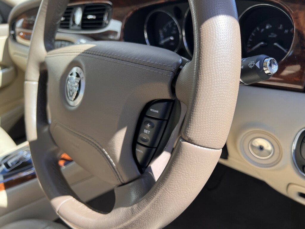 Jaguar XJ Saloon Green #53