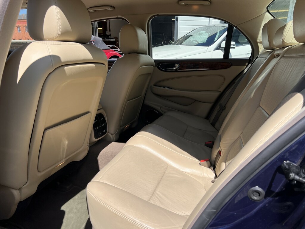 Jaguar XJ Saloon Green #23