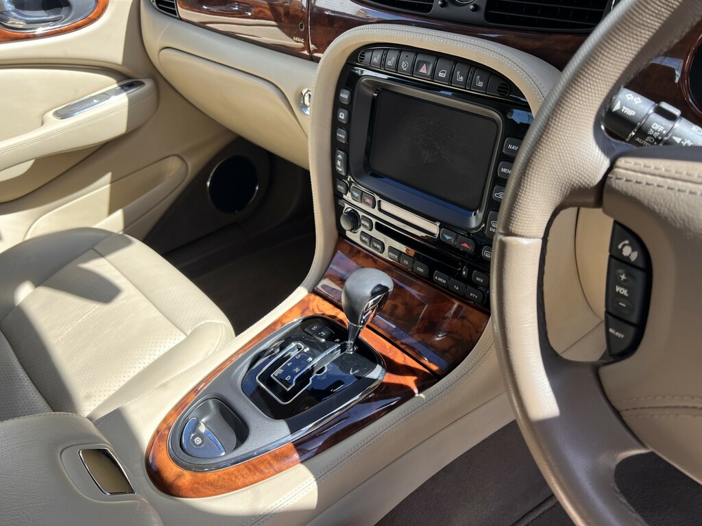 Jaguar XJ Saloon Green #19