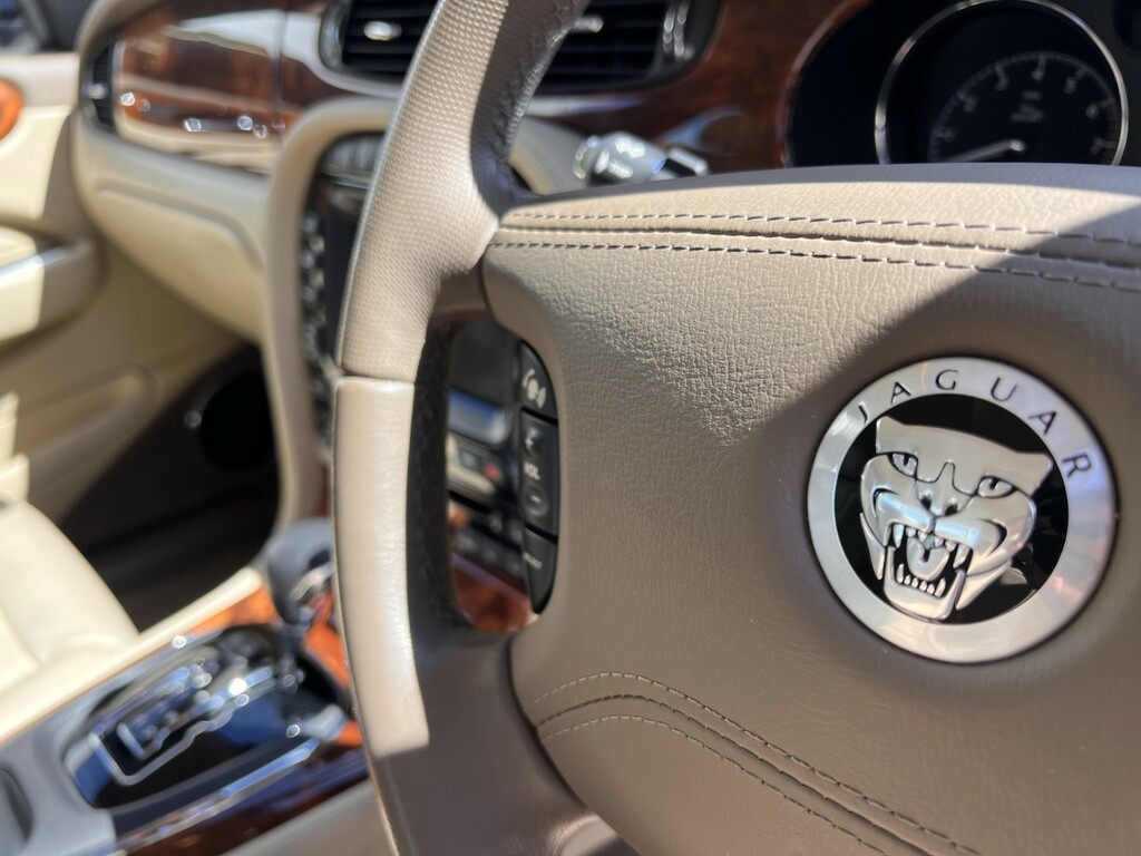 Jaguar XJ Saloon Green #52