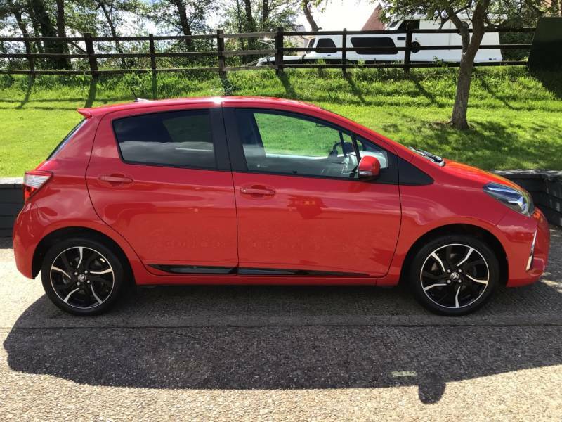 Toyota Yaris 1.5 Vvt-i Design - 2017 67 SJ67TXC Red #3