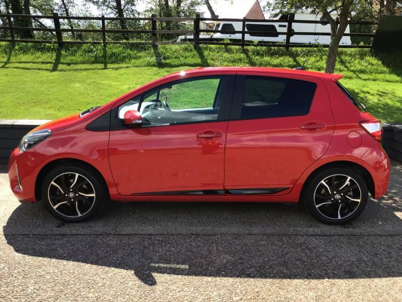 Toyota Yaris 1.5 Vvt-i Design - 2017 67 SJ67TXC Red #6