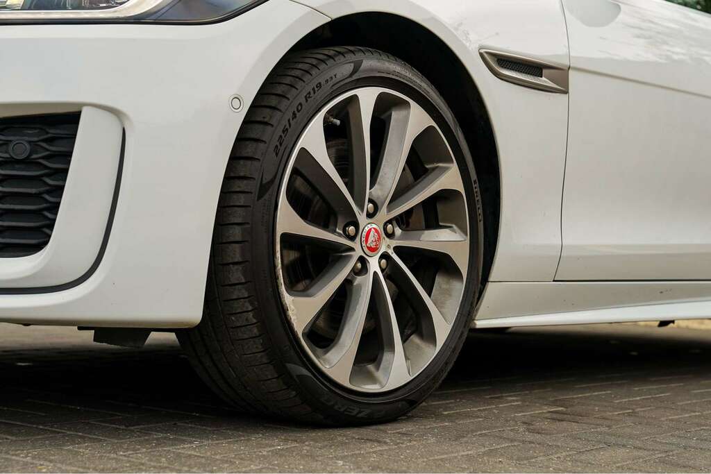 Jaguar XE Jaguar Xe 2.0 P300i R-dynamic Hse Saloon Petro LC21FHD White #5