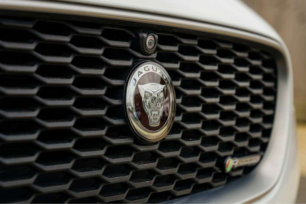 Jaguar XE Jaguar Xe 2.0 P300i R-dynamic Hse Saloon Petro LC21FHD White #3