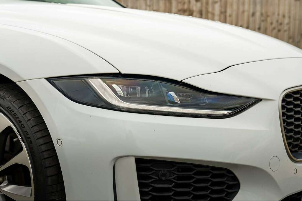 Jaguar XE Jaguar Xe 2.0 P300i R-dynamic Hse Saloon Petro LC21FHD White #2