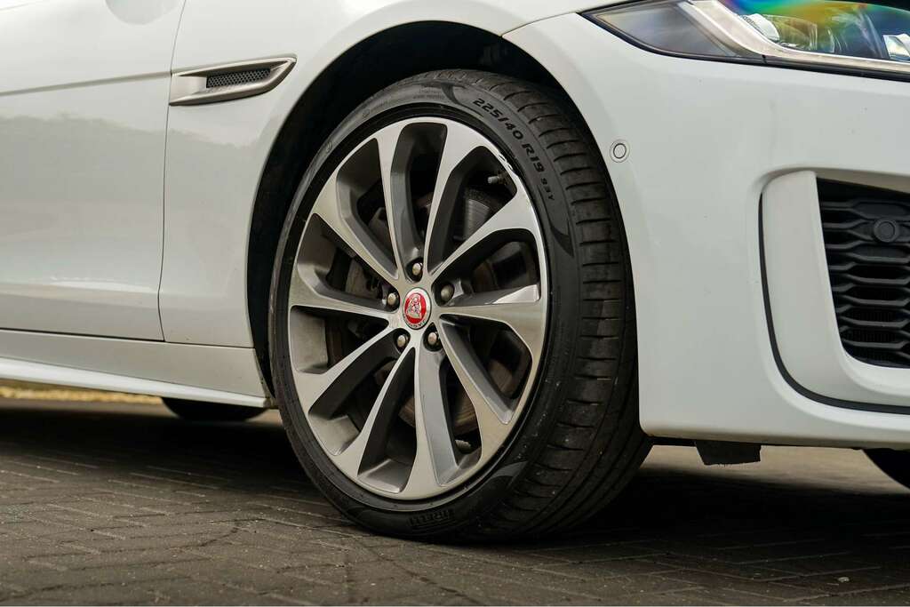 Jaguar XE Jaguar Xe 2.0 P300i R-dynamic Hse Saloon Petro White
