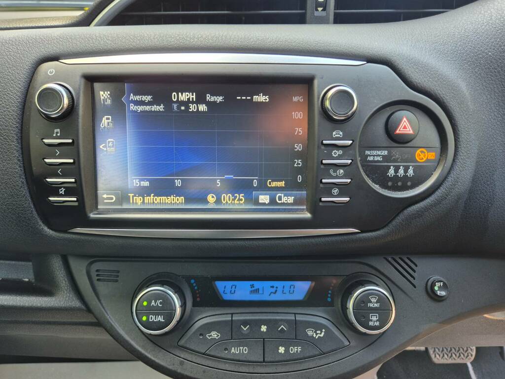 Toyota Yaris 1.5 Hybrid Excel Cvt DP02MJP Red #3