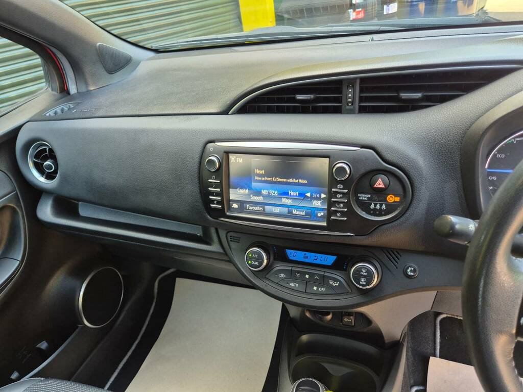 Toyota Yaris 1.5 Hybrid Excel Cvt Red