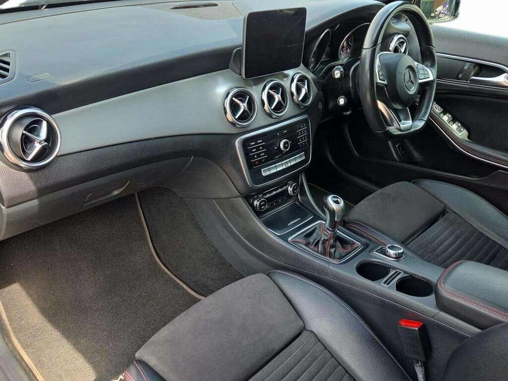 Mercedes-Benz GLA Class 1.6 Gla200 Amg Line Executive - 2018 68 SP68OMC Black #2
