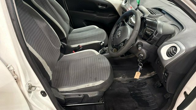 Toyota Aygo 2019 1.0 Vvt-i X-play Hatchback X-shift KD19WZO White #2