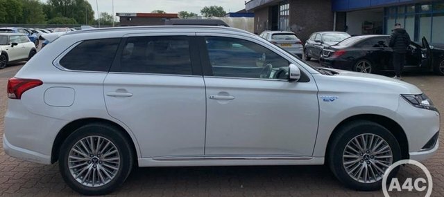 Mitsubishi Outlander 2020 2.4H Twinmotor 13.8Kwh Dynamic Suv FT69GFY White #3