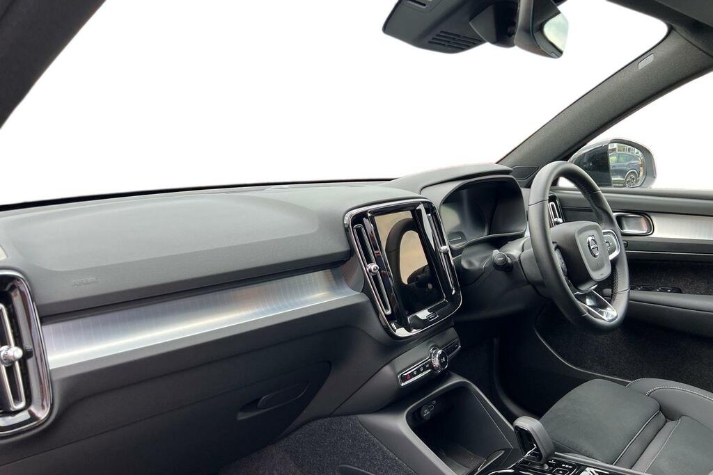 Volvo XC40 Plus, B4 Mild Hybrid, Dark OY75VBB White #4