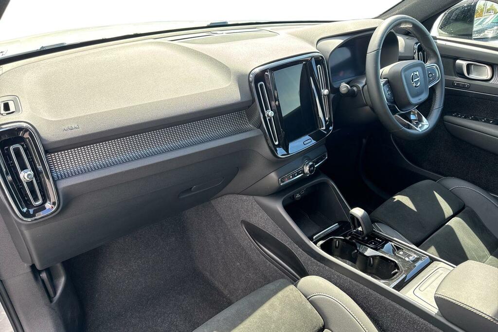 Volvo XC40 Plus, B3 Mild Hybrid, Dark CX24ZXP White #4