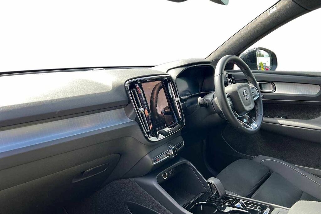 Volvo XC40 Plus, B3 Mild Hybrid, Dark Privacy Glass RV75VBA Black #3