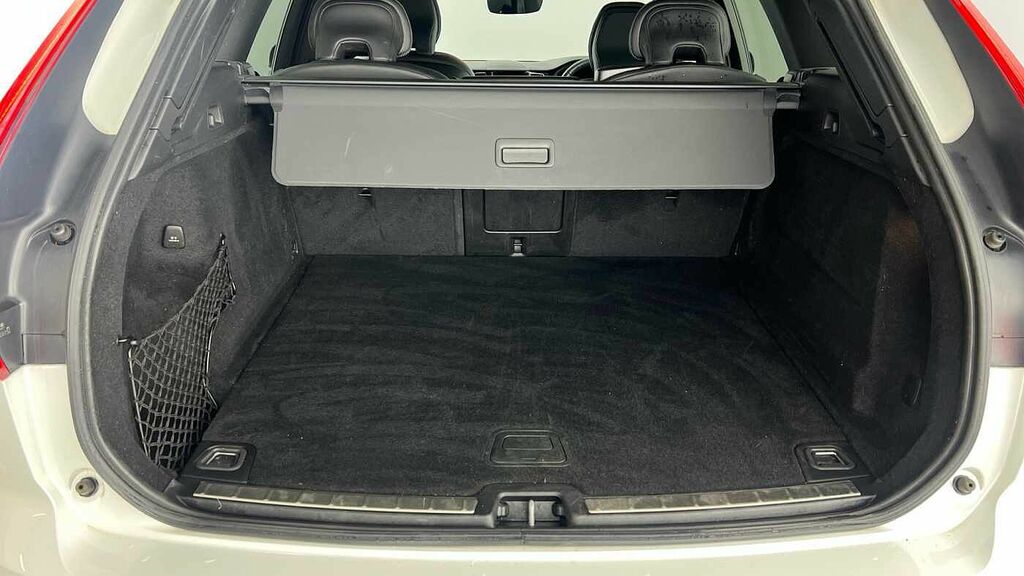 Volvo XC60 R-design, B4 Awd Mild Hybrid BN22YPF White #6
