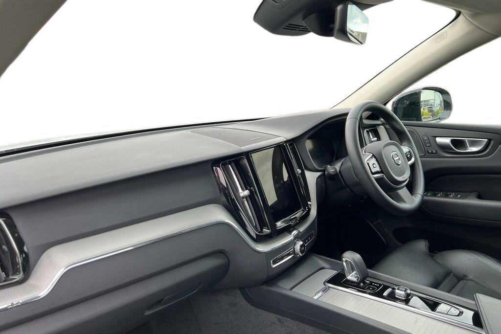 Volvo XC60 Plus, B4 Mild Hybrid, Dark YY23EYF White #4