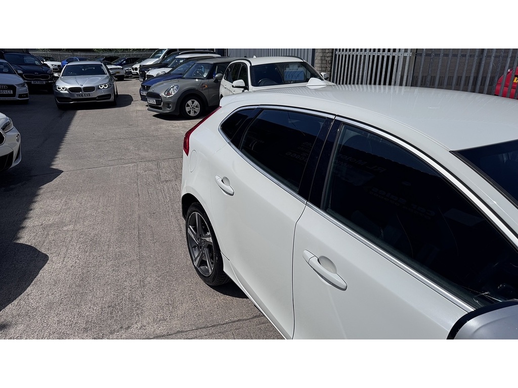 Volvo V40 D2 R-design SB15UPE White #5