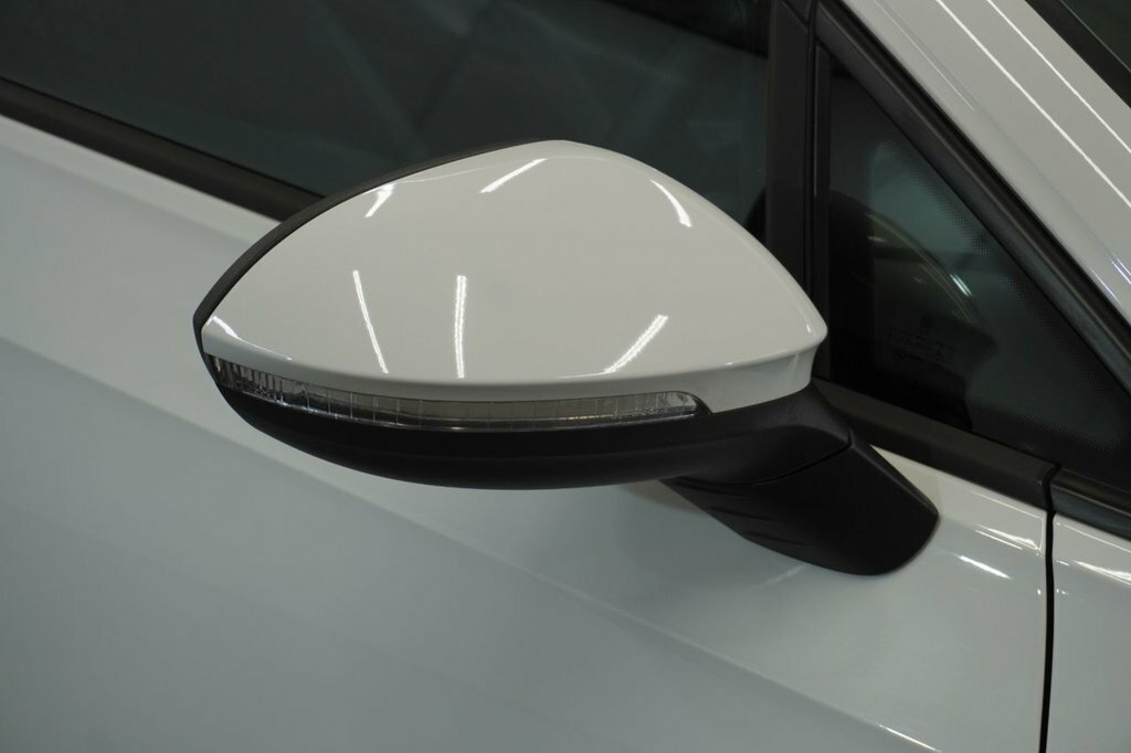 Volkswagen Golf 2L R-line MW70FXE White #4