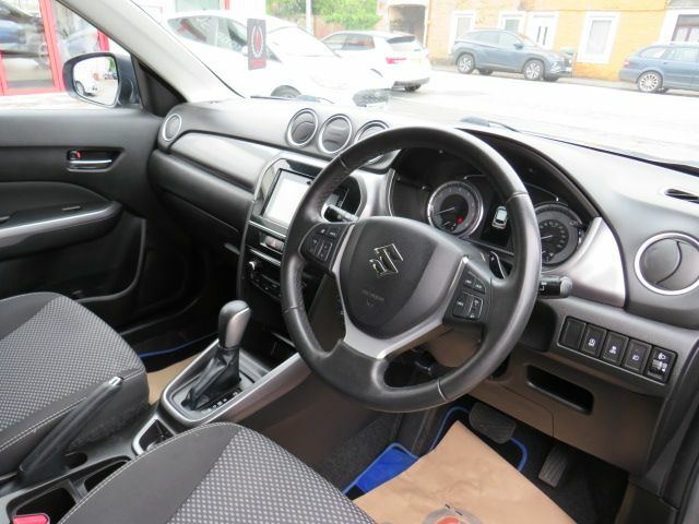 Suzuki Vitara Hatchback Red #14