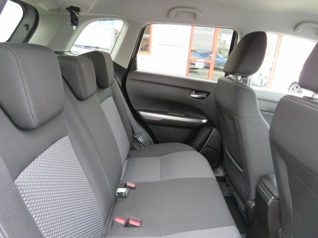 Suzuki Vitara Hatchback Red #11